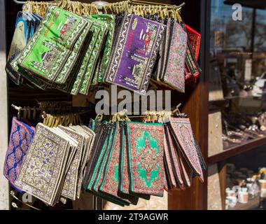 Traditionellen Stil handgefertigte Taschen aus Stoff gewebt Stockfoto