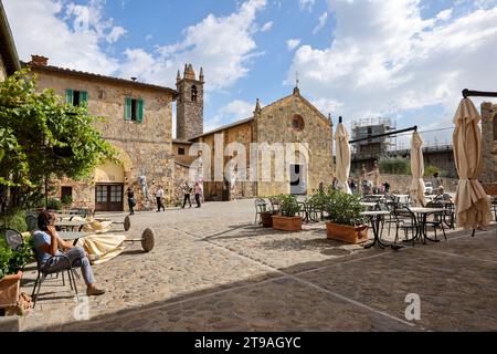 Monteriggioni, Italien - 17. September 2022: Piazza Roma in Monteriggioni, mittelalterliche Stadtmauer. Toskana, Italien Stockfoto