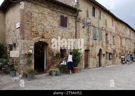 Monteriggioni, Italien - 17. September 2022: Malerische Straße in Monteriggioni, mittelalterliche Stadtmauer in der Nähe von Siena in der Toskana, Italien Stockfoto