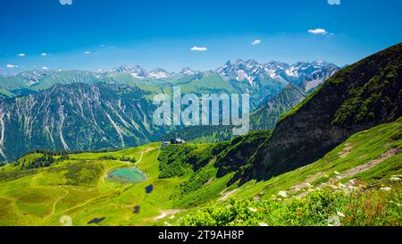 Panorama vom Fellhorn über die Bergstation Schlappoldsee und Fellhornbahn zum zentralen Hauptkamm der Allgäuer Alpen, Allgäuer, Bayern Stockfoto