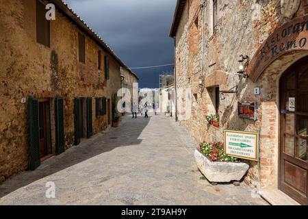 Monteriggioni, Italien - 17. September 2022: Malerische Straße in Monteriggioni, mittelalterliche Stadtmauer in der Nähe von Siena in der Toskana, Italien Stockfoto