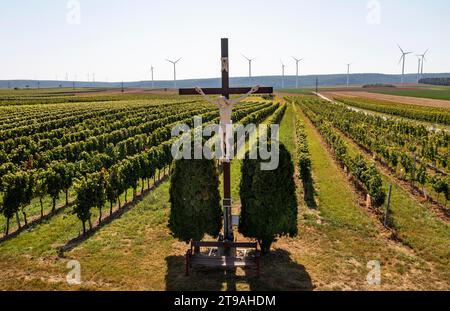 Martonkreuz in den Weinbergen bei Deutschkreutz, Wegkreuz, Denkmal, Blaufraenkischland, Burgenland, Österreich Stockfoto