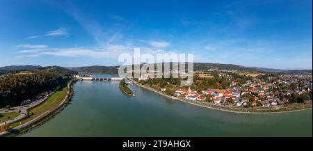 Drohnenbild, Donaukraftwerk Ybbs Persenbeug, Persenbeug mit Schloss Persenbeug, Donau, Strudengau, Niederösterreich, Österreich Stockfoto