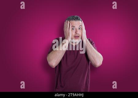 Verängstigter und ängstlicher Mann. Das Gefühl der Angst zum Ausdruck bringen Stockfoto