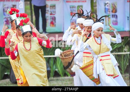 Khasi Seng Kut Snem Festival 2023 Feiern 23. November 2023 Sylhet-Bangladesch: Khasi-Stämme schmücken ihre traditionelle Kleidung anlässlich der Feier des Khasi Seng Kut Snem 2023, organisiert vom Khasi-Sozialrat. Khasi Seng Kutsnem, ein traditionelles Jahresendfest der Khasi-Gemeinde der Großsylhet-Division, fand im Magurchhara Khasia Punji Field in Kamalganj statt. Sylhet Bangladesch Copyright: XMdxRafayatxHaquexKhanxxEyepixxGrx Credit: Imago/Alamy Live News Stockfoto