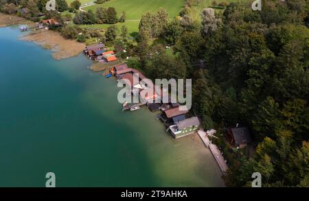 Drohnenaufnahme, Badehütten am Irrsee, Zell am Moos, Salzkammergut, Oberösterreich, Österreich Stockfoto