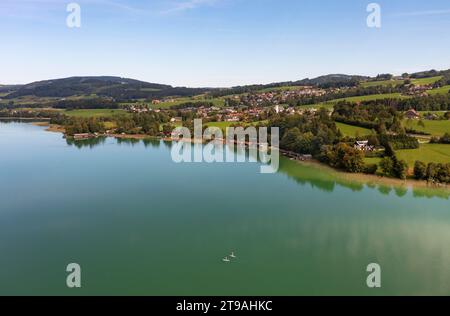 Drohnenbild, Irrsee mit dem Dorf Zell am Moos, Salzkammergut, Oberösterreich, Österreich Stockfoto