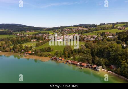 Drohnenbild, Irrsee mit dem Dorf Zell am Moos, Salzkammergut, Oberösterreich, Österreich Stockfoto