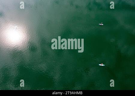 Drohnenschuss, von oben, Sonnenspiegelung im Wasser mit Stand Up Paddler am Irrsee, Zell am Moos, Salzkammergut, Oberösterreich, Österreich Stockfoto