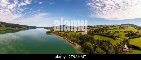 Drohnenbild, Irrsee mit dem Dorf Zell am Moos, Salzkammergut, Oberösterreich, Österreich Stockfoto