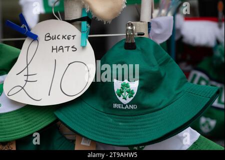 Straßenstand, der Wales gegen Irland Merchanidse verkauft, vor einem sechs Nationen Rugby International zwischen den beiden Seiten, in Cardiff, Wales Stockfoto