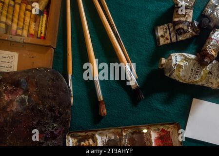 A Palette Farben, Pastellfarben, Farben und Pinsel im Studio alter Künstler Stockfoto
