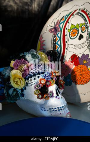 Ein Styroporschädel oder eine catrina, die mit den Blumen des Tages der Toten dekoriert ist Stockfoto