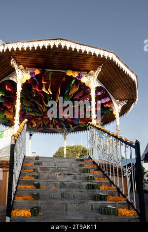 Ein Tag der Toten Dekorationen mit Cempasuchil-Blumen, Kakteen, Kerzen und Papelpicado am Gartenkiosk in Mexiko Stockfoto