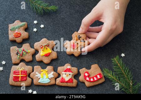 Hausgemachte Weihnachtskekse in Form eines Puzzles, dekoriert mit weihnachtsmotiven, Elemente, die das ganze weihnachten bilden, Konzept Stockfoto