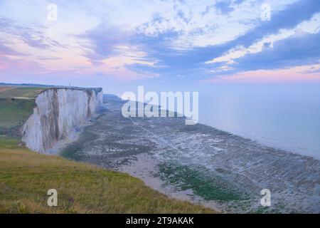 Küste und hohe Klippen nahe Ault bei Sonnenaufgang im Sommer, farbenfroher Himmel, Nordfrankreich Stockfoto