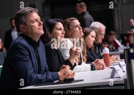 Bündnis 90/Die Grünen - 49. Ordentliche Bundesdeligiertenkonferenz 2023 in Karlsruhe -Robert Habeck, Bundeswirtschaftsminister Annalena Baerbock, Außenministerin, Terry Reintke, designierte Spitzenkandidatin zur Europawahl 2023, Ricarda lang, Bundesvorsitzende, Winfried Kretschmann, Ministerpräsident Baden-Württemberg von linksBündnis 90/die Grünen - 49. Ordentliche Bundesdeligiertenkonferenz 2023 in Karlsruhe -Robert Habeck, Bundeswirtschaftsminister Annalena Baerbock, Außenministerin, Terry Reintke, designierte Spitzenkandidatin zur Europawahl 2023, Ricarda lang, Bundesvo, Karlsruhe Baden- Stockfoto