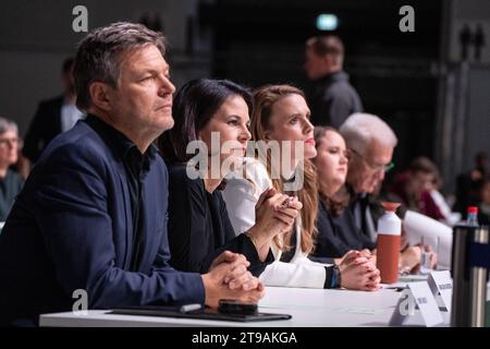 Bündnis 90/Die Grünen - 49. Ordentliche Bundesdeligiertenkonferenz 2023 in Karlsruhe -Robert Habeck, Bundeswirtschaftsminister Annalena Baerbock, Außenministerin, Terry Reintke, designierte Spitzenkandidatin zur Europawahl 2023, Ricarda lang, Bundesvorsitzende, Winfried Kretschmann, Ministerpräsident Baden-Württemberg von linksBündnis 90/die Grünen - 49. Ordentliche Bundesdeligiertenkonferenz 2023 in Karlsruhe -Robert Habeck, Bundeswirtschaftsminister Annalena Baerbock, Außenministerin, Terry Reintke, designierte Spitzenkandidatin zur Europawahl 2023, Ricarda lang, Bundesvo, Karlsruhe Baden- Stockfoto