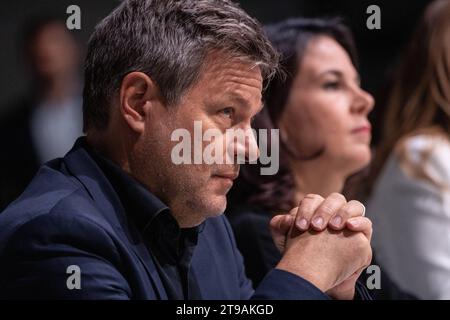 Bündnis 90/Die Grünen - 49. Ordentliche Bundesdeligiertenkonferenz 2023 in Karlsruhe - Robert Habeck, Bundeswirtschaftsminister Annalena Baerbock, Außenministerin, Terry Reintke, designierte Spitzenkandidatin zur Europawahl 2023, Ricarda lang, Bundesvorsitzende, Winfried Kretschmann, Ministerpräsident Baden-Württemberg von linksBündnis 90/die Grünen - 49. Ordentliche Bundesdeligiertenkonferenz 2023 in Karlsruhe - Robert Habeck, Bundeswirtschaftsminister Annalena Baerbock, Außenministerin, Terry Reintke, designierte Spitzenkandidatin zur Europawahl 2023, Ricarda lang, Bundesv, Karlsruhe Baden Stockfoto