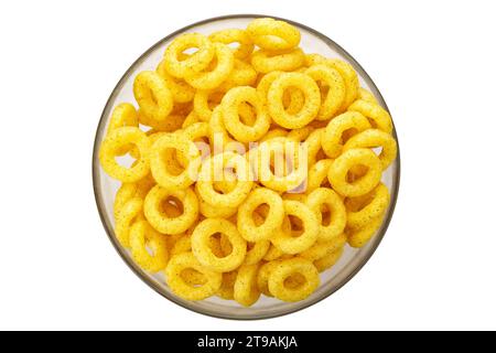 Maisringe in einer Schüssel, isoliert auf weißem Hintergrund. Müslibällchen mit Gewürzen, runde knusprige Puffsnacks. Datei enthält Beschneidungspfad. Stockfoto