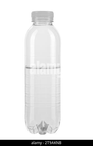 Kunststoffflasche halb gefüllt mit Wasser isoliert auf weißem Hintergrund. Datei enthält Beschneidungspfad. Volle Schärfentiefe. Stockfoto