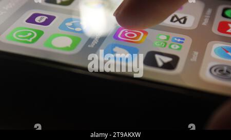 Tippen Sie mit dem Finger auf das Instagram-Symbol, Smartphone-Bildschirminteraktion Stockfoto