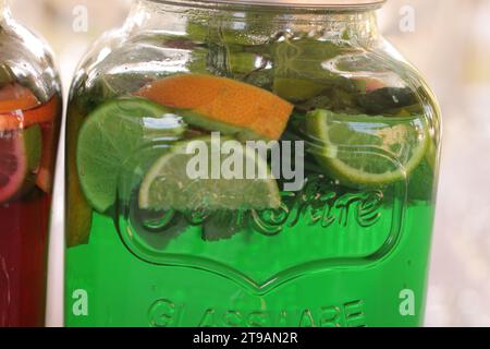 Eine Nahaufnahme eines Glasbehälters, gefüllt mit einem lebendigen grünen Zitrusgetränk Stockfoto