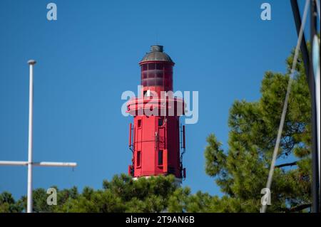 Blick auf den roten Leuchtturm Le Phare du Cap Ferret, Arcachon Bay mit vielen Fischerbooten und Austernfarmen in der Nähe, Cap Ferret Halbinsel, Frankreich, Süden Stockfoto