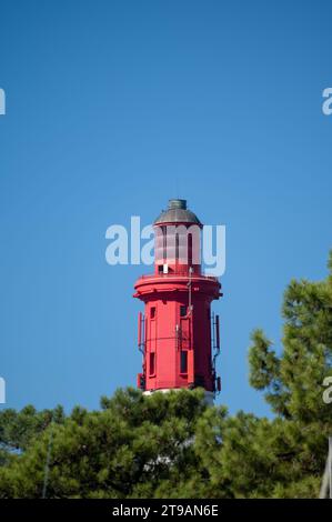 Blick auf den roten Leuchtturm Le Phare du Cap Ferret, Arcachon Bay mit vielen Fischerbooten und Austernfarmen in der Nähe, Cap Ferret Halbinsel, Frankreich, Süden Stockfoto