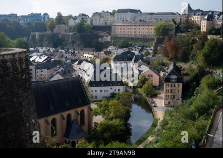 Blick auf Luxemburg oder die Hauptstadt der Stadt Luxemburg und eine der de facto-Hauptstädte der Europäischen Union im Herbst Stockfoto