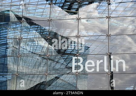 Berlin, Deutschland - 31. Oktober 2022: Inschrift BERLIN am Hauptbahnhof Berlin. Stockfoto