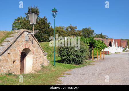 Traditionelle Weinkeller in der Kellergasse im Weindorf Prellenkirchen, Niederösterreich Stockfoto