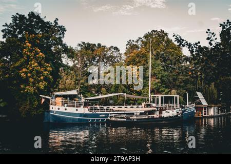 Blick auf ein Boot in Berlin auf der Spree im Nachmittagslicht bei Sonnenuntergang, Berlin, Deutschland Stockfoto