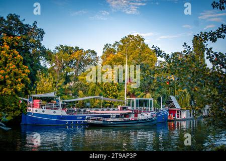 Blick auf ein Boot in Berlin auf der Spree im Nachmittagslicht bei Sonnenuntergang, Berlin, Deutschland Stockfoto