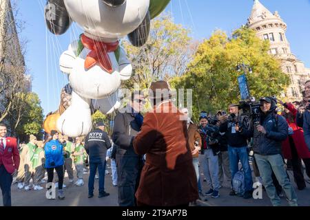 Al Roker interviewt Jimmy Fallon vor der jährlichen Thanksgiving Day Parade in New York. Stockfoto