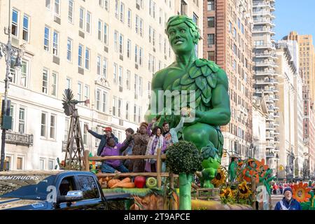 New York, Usa. November 2023. Broadway-Besetzung von Shucked Ride the Green Giant Float während der jährlichen Thanksgiving Day Parade in New York City. Quelle: SOPA Images Limited/Alamy Live News Stockfoto