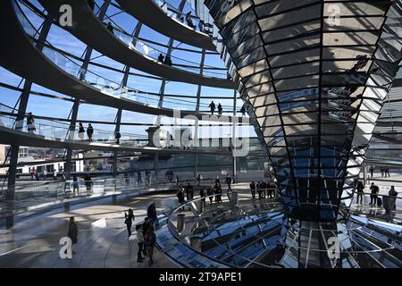 Berlin - 02. November 2022: Besucher auf der Kuppel des Reichstagsgebäudes. Die Reichstagskuppel ist eine Glaskuppel, die oben auf der Rebu errichtet wurde Stockfoto