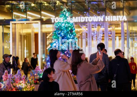 Tokio, Japan. November 2023. Die Menschen genießen die Weihnachtsdekoration vor der Tokyo Hibiya Midtown in Tokio. In diesem Jahr werden 1,2 Millionen Champagner-Lichter verwendet, um Marunouchis Nakadori-Straße zu beleuchten, einer der beliebtesten Leuchtpunkte in Tokio während der Weihnachtszeit. Die Beleuchtung findet bis Mitte Februar statt. (Kreditbild: © Rodrigo Reyes Marin/ZUMA Press Wire) NUR REDAKTIONELLE VERWENDUNG! Nicht für kommerzielle ZWECKE! Stockfoto