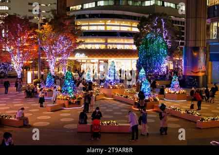 Tokio, Japan. November 2023. Die Menschen genießen die Weihnachtsdekoration vor der Tokyo Hibiya Midtown in Tokio. In diesem Jahr werden 1,2 Millionen Champagner-Lichter verwendet, um Marunouchis Nakadori-Straße zu beleuchten, einer der beliebtesten Leuchtpunkte in Tokio während der Weihnachtszeit. Die Beleuchtung findet bis Mitte Februar statt. (Kreditbild: © Rodrigo Reyes Marin/ZUMA Press Wire) NUR REDAKTIONELLE VERWENDUNG! Nicht für kommerzielle ZWECKE! Stockfoto