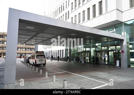 Berlin, Deutschland - 03. November 2022: Eingang in das Hauptgebäude des Charité-Krankenhauses in Berlin. Stockfoto