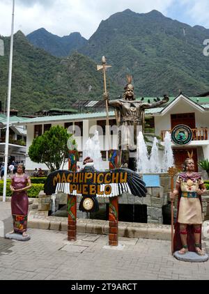 Inka-Figuren auf dem Stadtplatz mit Bergen dahinter. Aguas Calientes, Peru, 6. Oktober 2023. Stockfoto