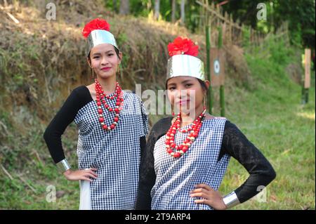 Sylhet, Bangladesch. November 2023. Die Khasi-Stämme in ihrer traditionellen Kleidung gekleidet, um Khasi Seng Kut Snem 2023 zu feiern, die vom Khasi-Sozialrat organisiert wurde. Khasi Seng Kut snem ist ein traditionelles Jahresendfest der Khasi-Gemeinde der Großsylhet-Division. Diese Zeremonie fand im Magurchhara Khasia Punji Field in Kamalganj statt. Stockfoto