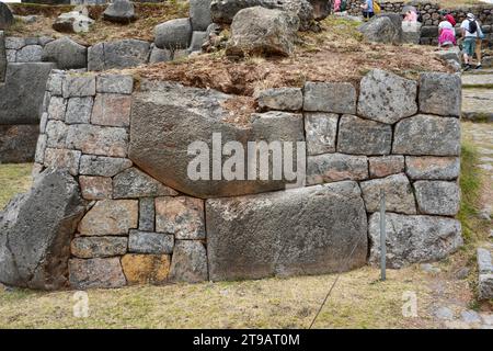 Wunderschön geschnitzte Steine am Saqsaywaman (Sacsayhuamán) aus dem 15. Jahrhundert Inca Citaldel. Cusco, Peru, 7. Oktober 2023. Stockfoto