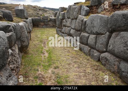 Wunderschön geschnitzte Steine am Saqsaywaman (Sacsayhuamán) aus dem 15. Jahrhundert Inca Citaldel. Cusco, Peru, 7. Oktober 2023. Stockfoto