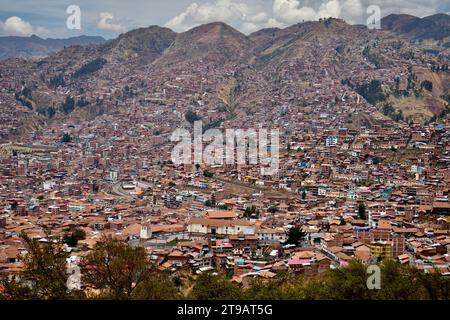 Ariel-Ansicht von Cusco vom Saqsaywaman (Sacsayhuamán) aus dem 15. Jahrhundert Inca Citaldel. Cusco, Peru, 7. Oktober 2023. Stockfoto