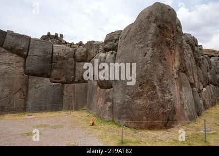 Wunderschön geschnitzte Steine am Saqsaywaman (Sacsayhuamán) aus dem 15. Jahrhundert Inca Citaldel. Cusco, Peru, 7. Oktober 2023. Stockfoto