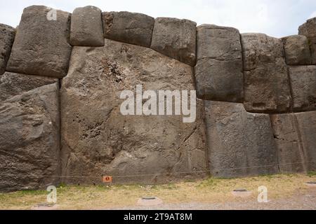 Wunderschön geschnitzte Steine am Saqsaywaman (Sacsayhuamán) aus dem 15. Jahrhundert Inca Citaldel. Cusco, Peru, 7. Oktober 2023. Stockfoto