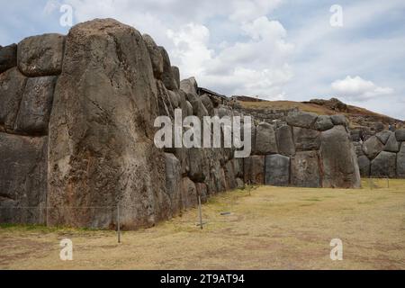 Wunderschön geschnitzte Steine am Saqsaywaman (Sacsayhuamán) aus dem 15. Jahrhundert Inca Citaldel. Cusco, Peru, 7. Oktober 2023. Stockfoto