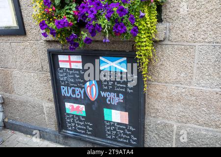 St Ives Pub mit Werbung für Spiele der Rugby-Weltmeisterschaft 2023 live gezeigt, Cornwall, England, UK, 2023 Stockfoto