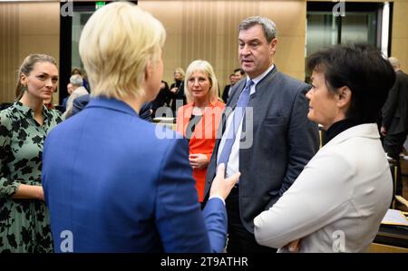 24. November 2023, Berlin: Manuela Schwesig (SPD, 2. V. l.), Ministerpräsidentin Mecklenburg-Vorpommerns und amtierender Bundesratspräsident, und Markus Söder (CSU, 2. V. R.), Ministerpräsident Bayerns, sprechen vor Beginn der 1038. Plenartagung des Bundesrats. In der vorletzten geplanten Sitzung des Jahres diskutieren die Landesvertreter unter anderem über das Wachstumsförderungsgesetz, das Stiftungsfinanzierungsgesetz, das Energiewirtschaftsgesetz, das Krankenhaustransparenzgesetz und den grundlegenden Kinderschutz. Foto: Bernd von Jutrczenka/dpa Stockfoto